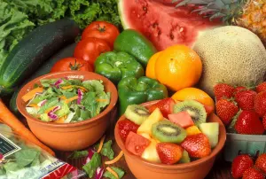 Fruits et légumes frais illustrant une alimentation variée