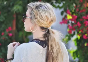 Queue-de-cheval basse avec tresses latérales