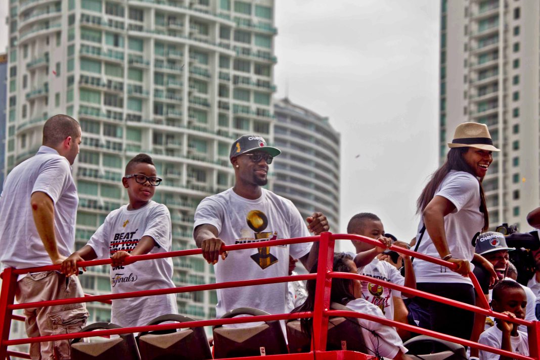 LeBron James et Savannah James avec leur famille en 2012