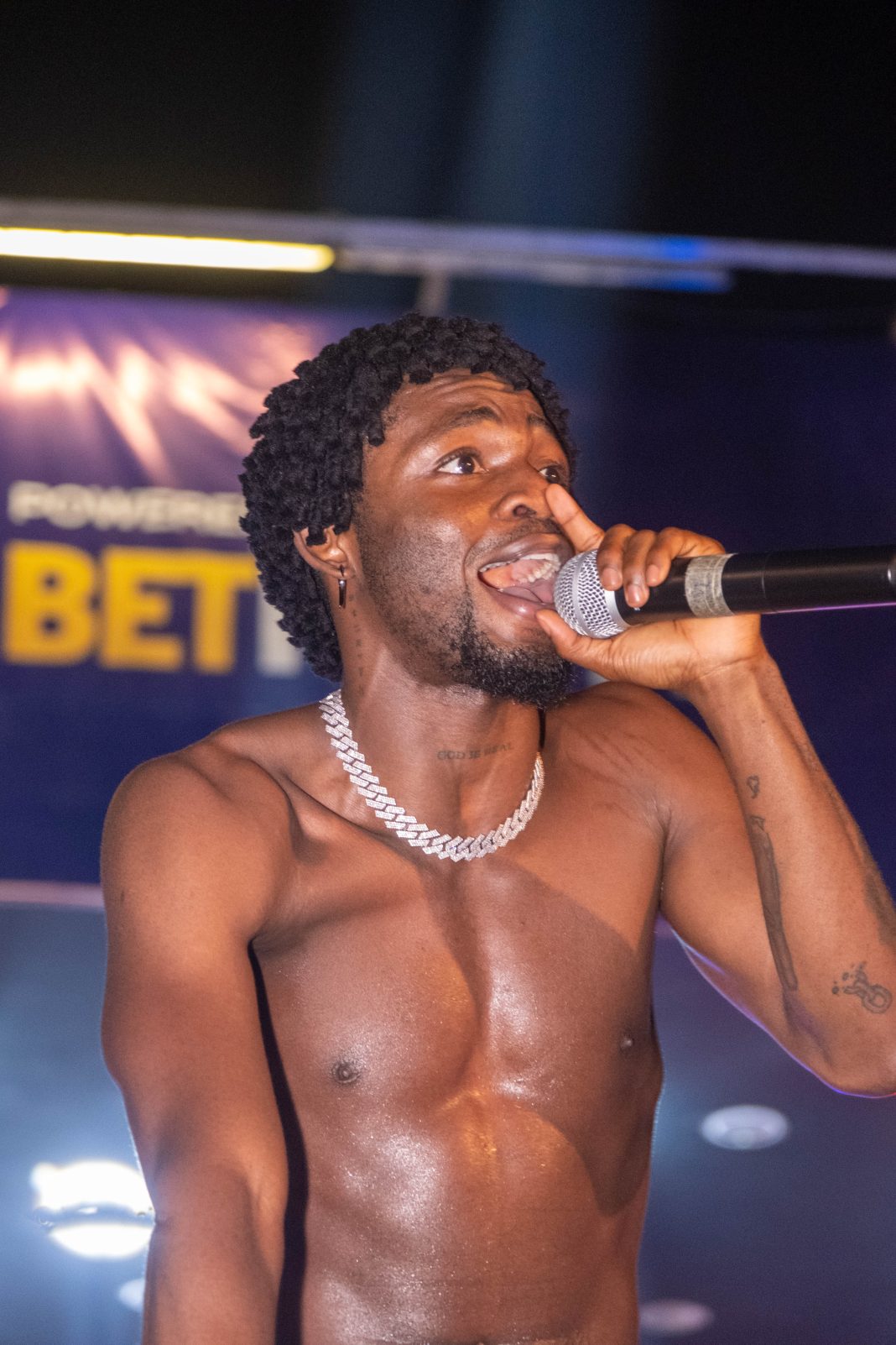 Omah Lay en concert à Douala en 2023