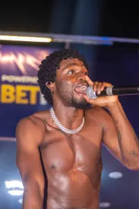 Omah Lay en concert à Douala en 2023