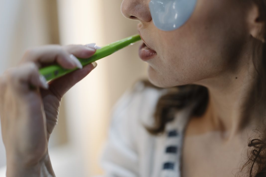 Personne portant des patchs sous les yeux pendant une routine beauté