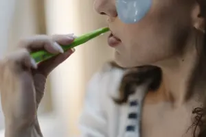 Personne portant des patchs sous les yeux pendant une routine beauté