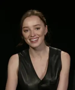 Phoebe Dynevor lors d’une interview en 2023