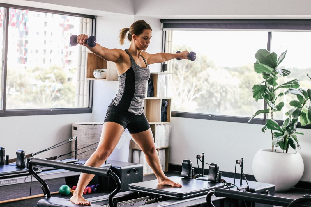 Séance de Pilates sur reformer dans un studio