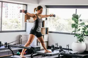 Séance de Pilates sur reformer dans un studio