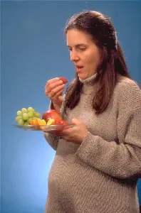 Femme enceinte mangeant des fruits
