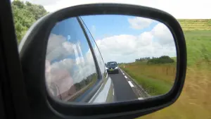 Rétroviseur extérieur d’une automobile, image d’illustration