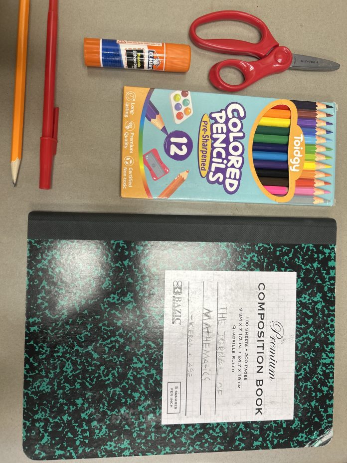 Fournitures scolaires : cahier, crayons, stylos, colle et ciseaux