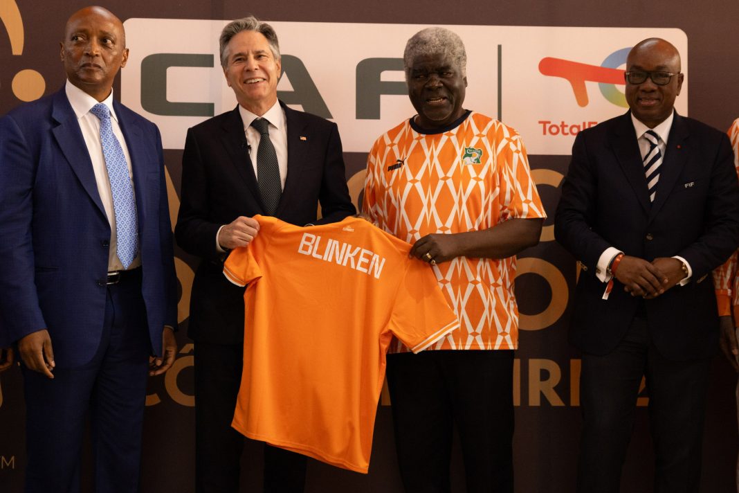 Yacine Idriss Diallo, président de la Fédération ivoirienne de football, à droite lors de la CAN 2023 à Abidjan