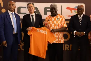 Yacine Idriss Diallo, président de la Fédération ivoirienne de football, à droite lors de la CAN 2023 à Abidjan
