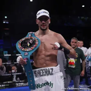 Hamzah Sheeraz sur un ring de boxe