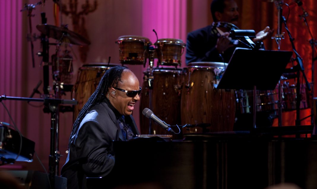 Stevie Wonder en concert au piano