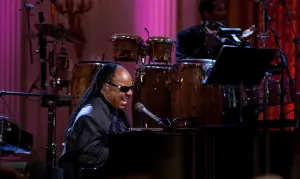 Stevie Wonder en concert au piano