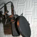 Microphone de studio avec filtre anti-pop, illustration musicale