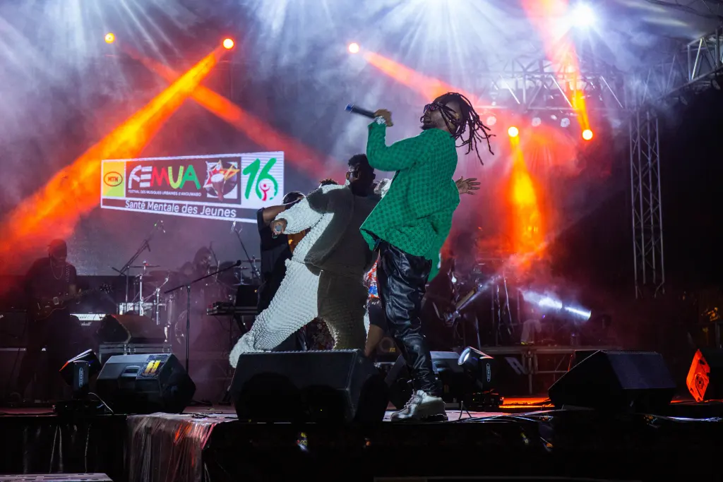 Concert au FEMUA à Abidjan, illustration d’une manifestation culturelle