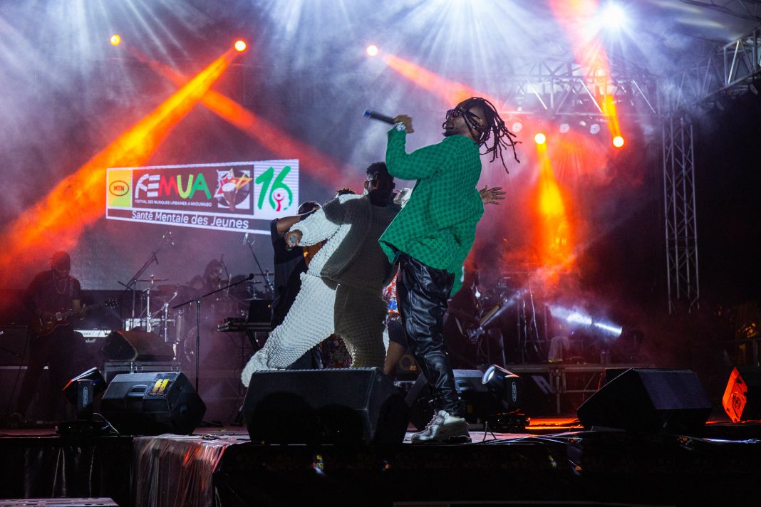 Concert au FEMUA à Abidjan, illustration d’une manifestation culturelle