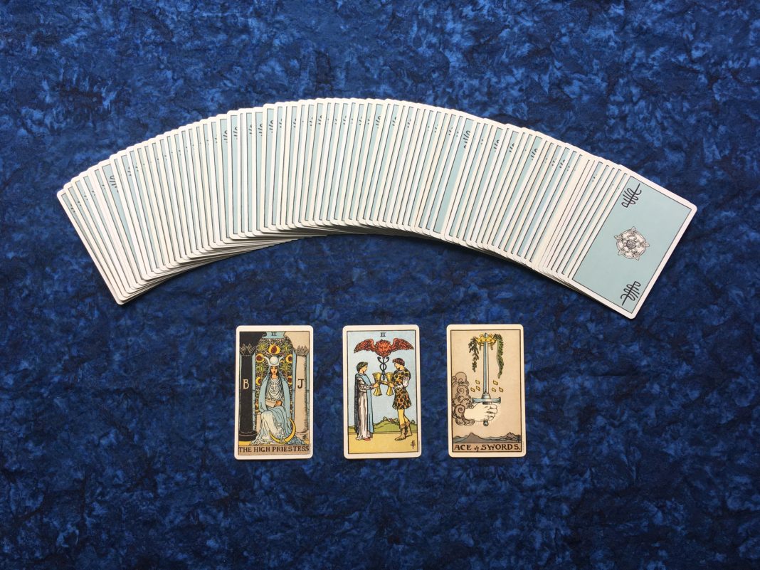 Cartes de tarot disposées sur une table, illustration de la tendance Cosmic Reset