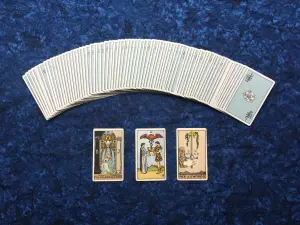 Cartes de tarot disposées sur une table, illustration de la tendance Cosmic Reset
