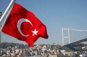 Drapeau de la Turquie sur le Bosphore à Istanbul