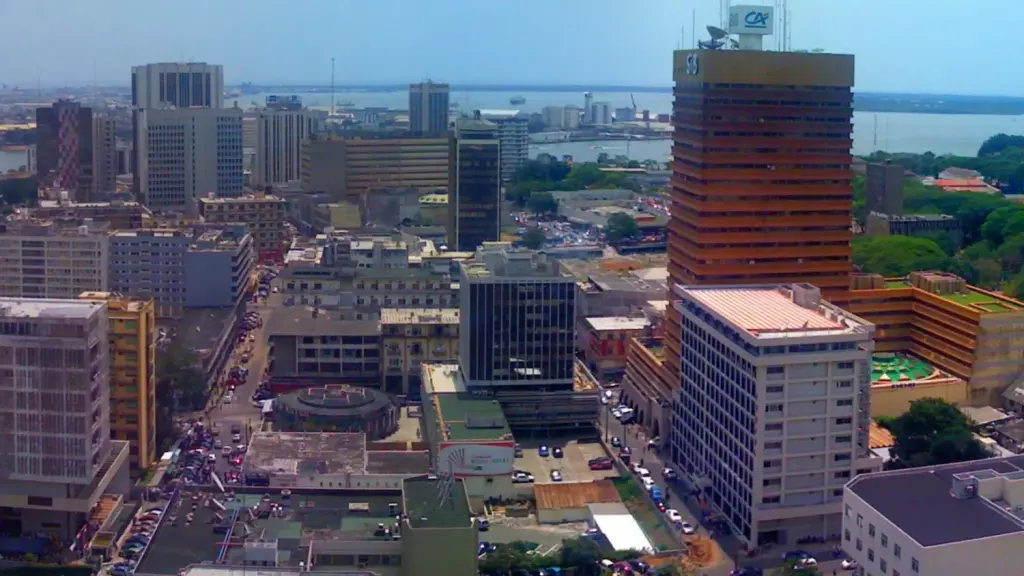 Vue aérienne du quartier du Plateau à Abidjan et de la lagune Ébrié