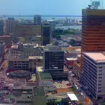 Vue aérienne du quartier du Plateau à Abidjan et de la lagune Ébrié