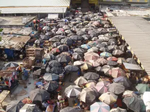 Marché populaire à Abidjan, illustration des prix à la consommation en Côte d’Ivoire