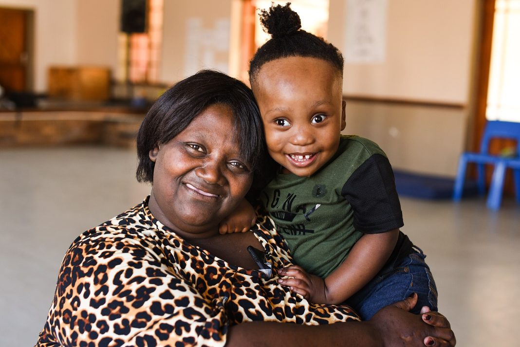 Une grand-mère aidante avec son petit-fils en Afrique du Sud