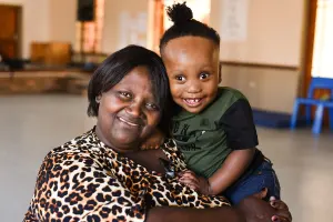 Une grand-mère aidante avec son petit-fils en Afrique du Sud