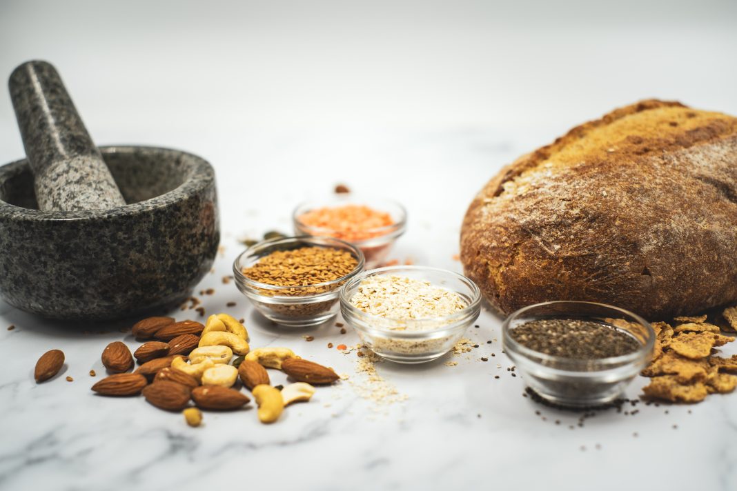 Aliments riches en fibres : pain, graines et noix