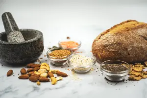 Aliments riches en fibres : pain, graines et noix