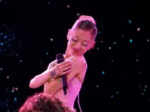 Ariana Grande sur scène pendant l’Eternal Sunshine Tour en 2026