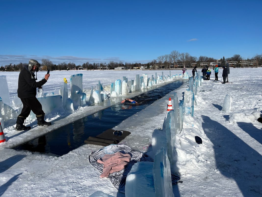 Nageur dans un bassin d’eau glacée, illustration de l’exposition au froid