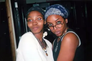 Deux femmes portant des bandanas dans les cheveux
