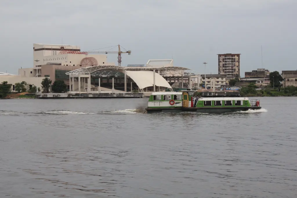 Bateau-bus sur la lagune Ébrié à Abidjan