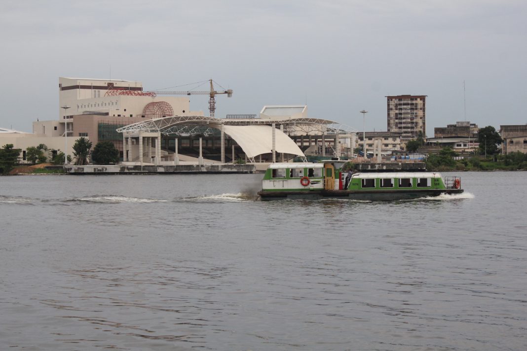Bateau-bus sur la lagune Ébrié à Abidjan