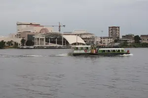 Bateau-bus sur la lagune Ébrié à Abidjan