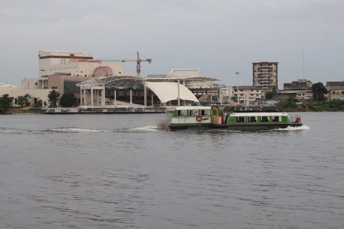 Bateau-bus sur la lagune Ébrié à Abidjan