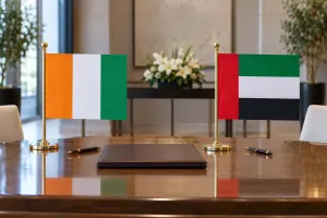 Drapeaux de la Côte d’Ivoire et des Émirats arabes unis sur une table de conférence