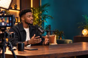 Un animateur en studio lors d’un entretien vidéo, illustration