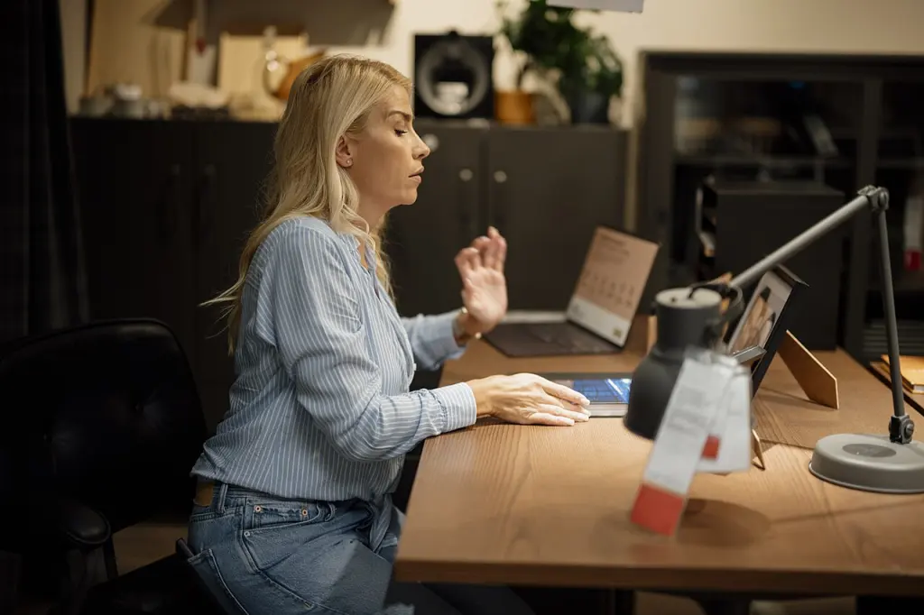 Bien-être au travail : une femme à son bureau