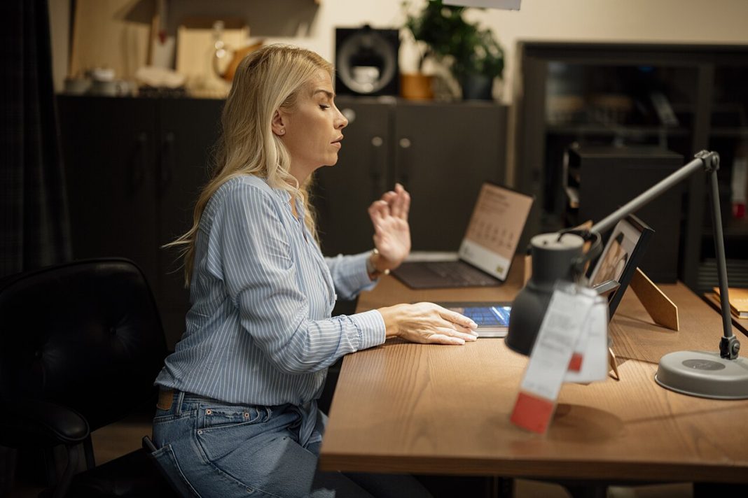 Bien-être au travail : une femme à son bureau