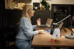 Bien-être au travail : une femme à son bureau