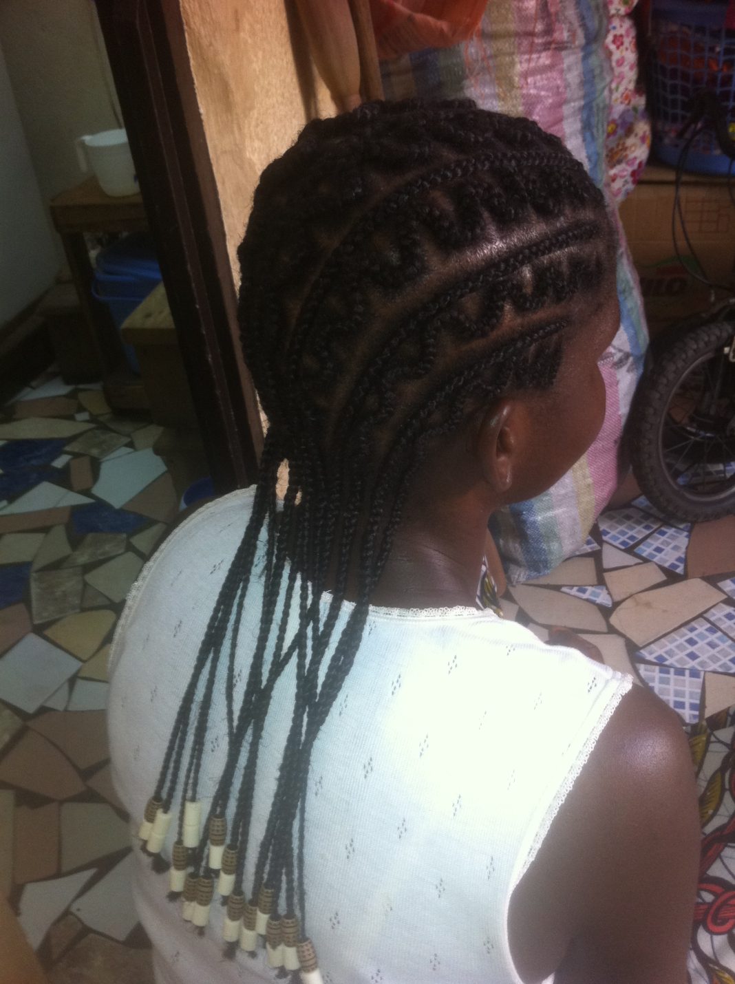 Tresses ornées de cauris, illustration de bijoux de cheveux en Côte d’Ivoire