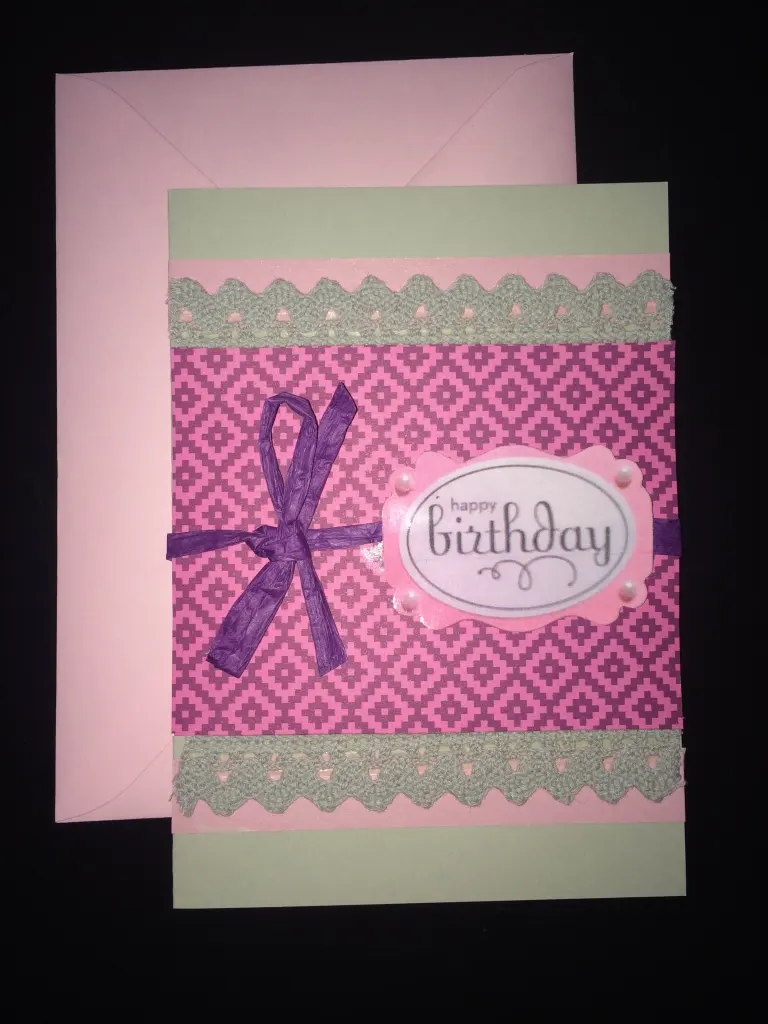 Création en scrapbooking illustrant un cadeau d’anniversaire personnalisé