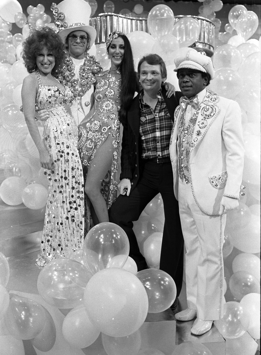 Bob Mackie avec Cher, Elton John, Bette Midler et Flip Wilson en 1975