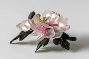Broche florale en quartz rose et néphrite, illustration de la tendance broche 2026