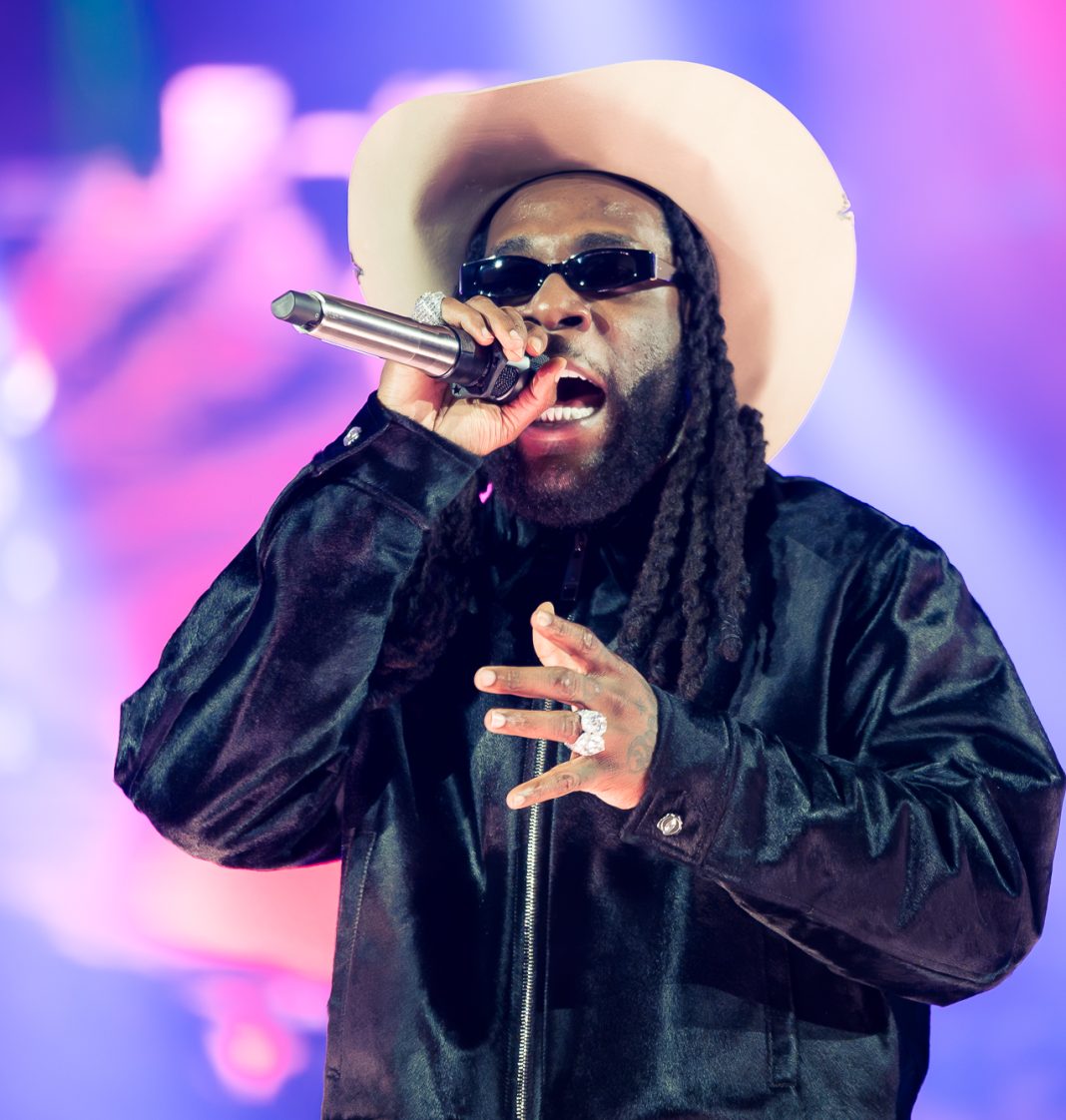 Burna Boy sur scène au festival Untold 2024