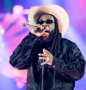 Burna Boy sur scène au festival Untold 2024