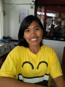 Femme portant un tee-shirt jaune, illustration de la tendance butter yellow